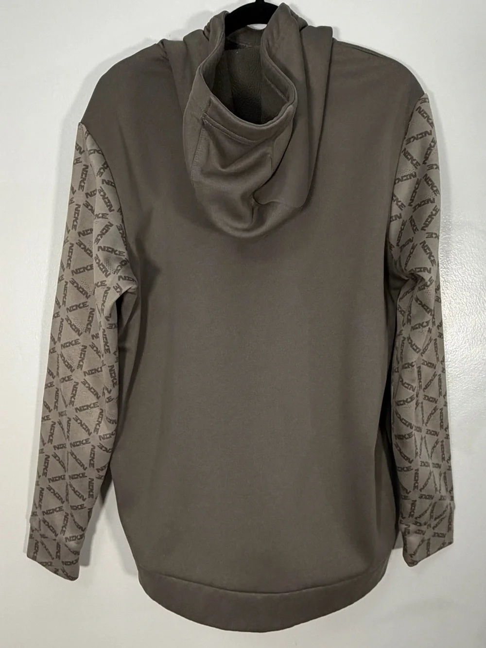 Nike Men’s Gray Geometric Pattern Pullover Hoodie